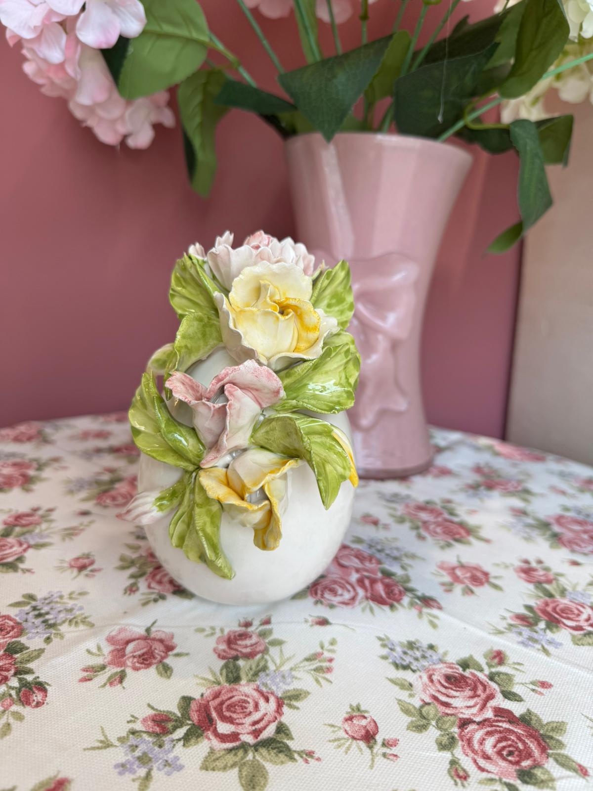 Uovo in porcellana di Capodimonte con fiori rosa e gialli - H.16 cm